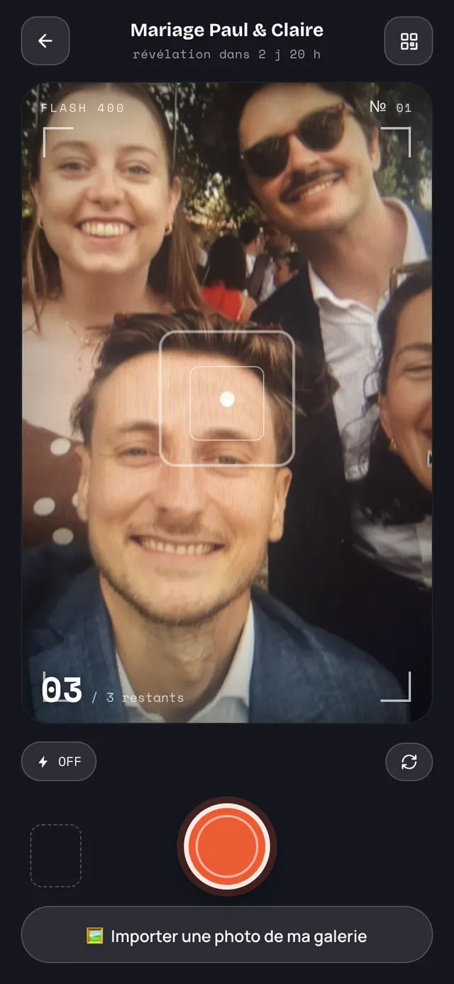 Le téléphone d'un invité transformé en appareil photo jetable pendant le mariage.