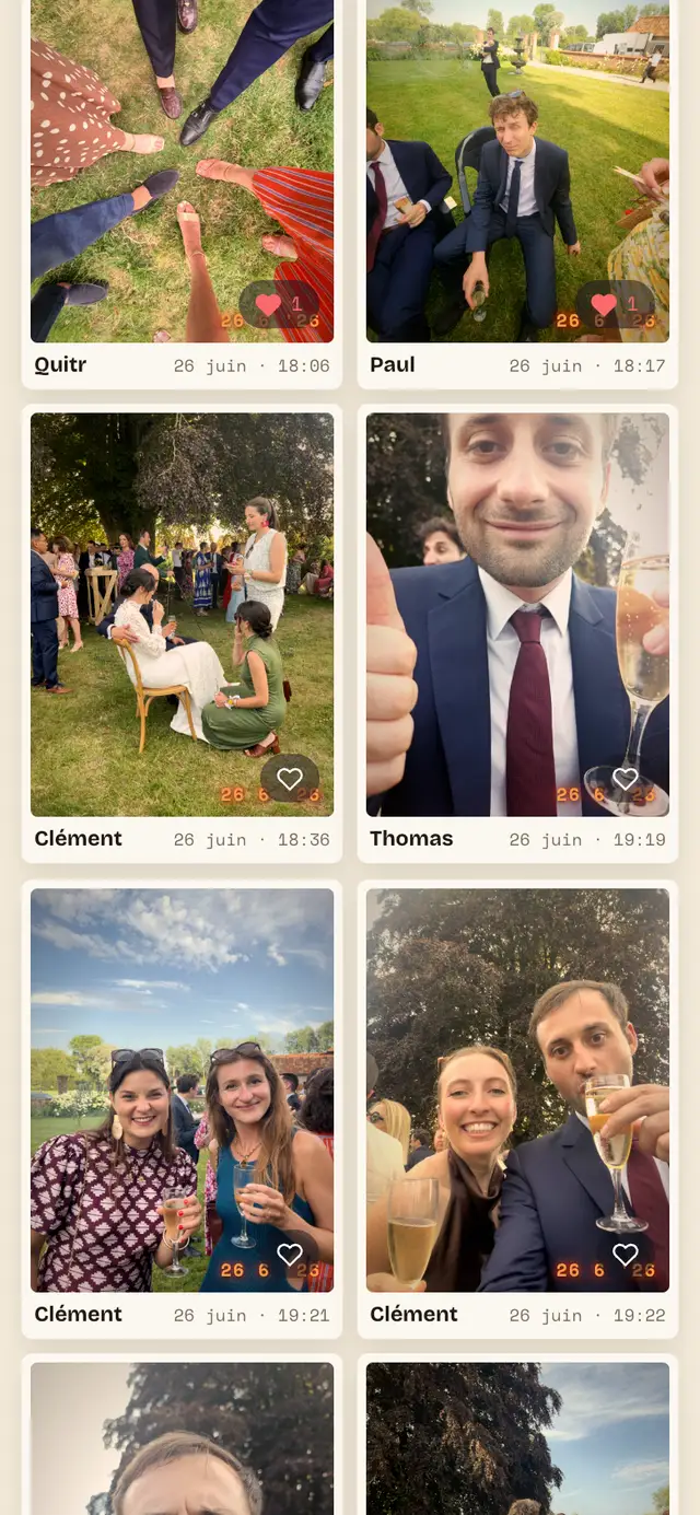 L'album offert aux mariés : les photos de tous leurs invités réunies.