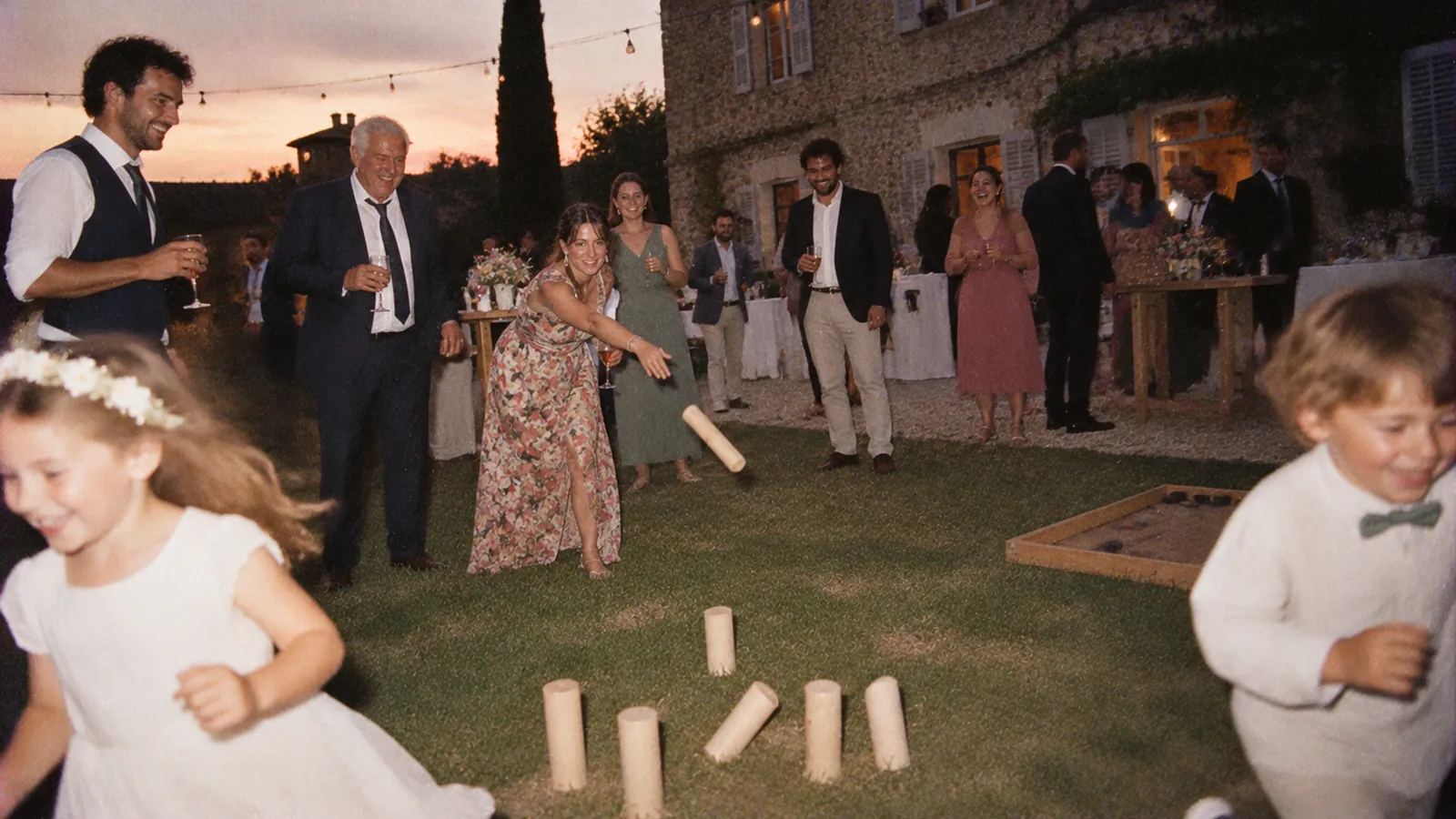 Guests play lawn games on a venue’s grounds during the drinks reception