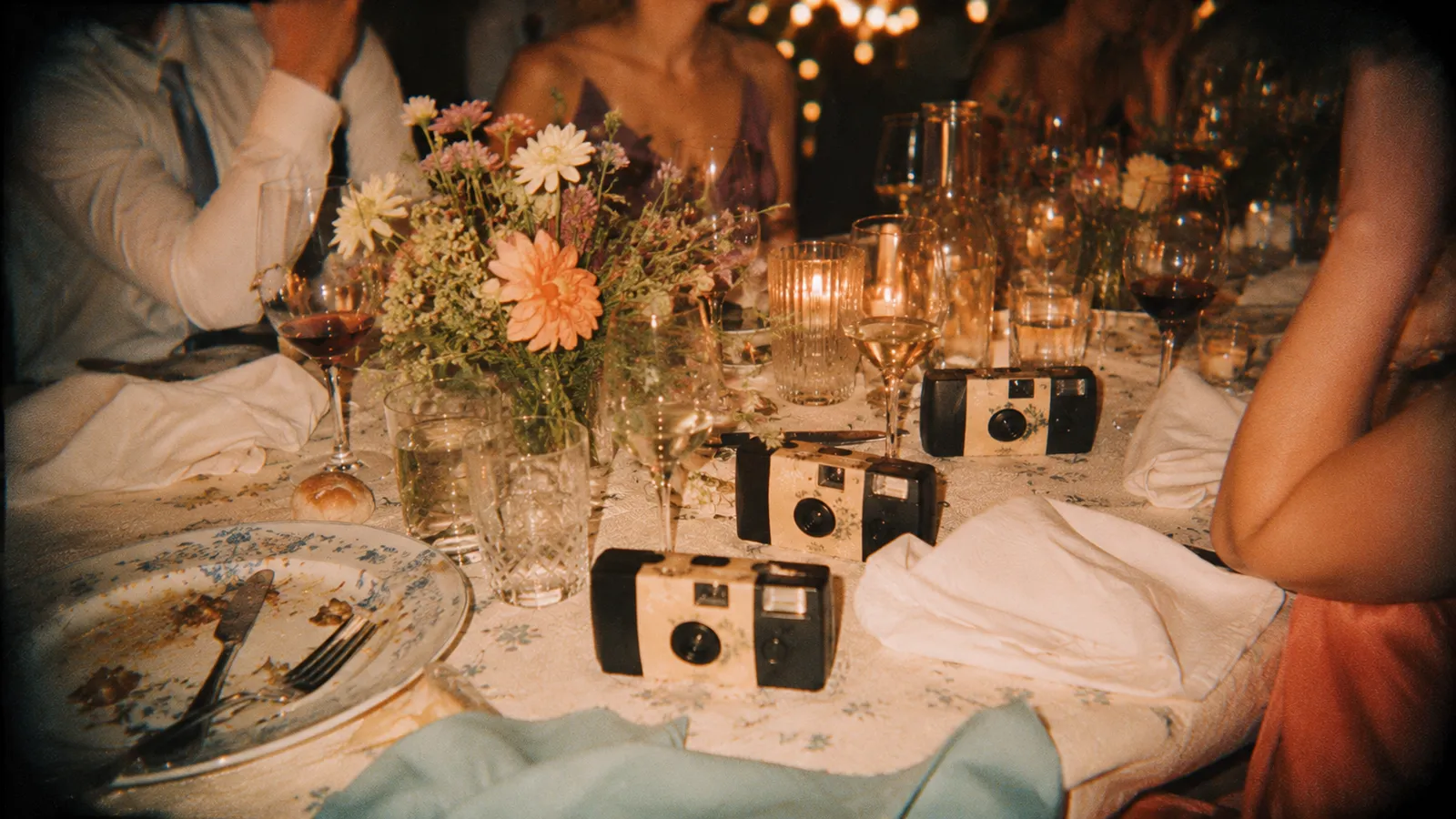 Appareils photo jetables posés sur une table de mariage