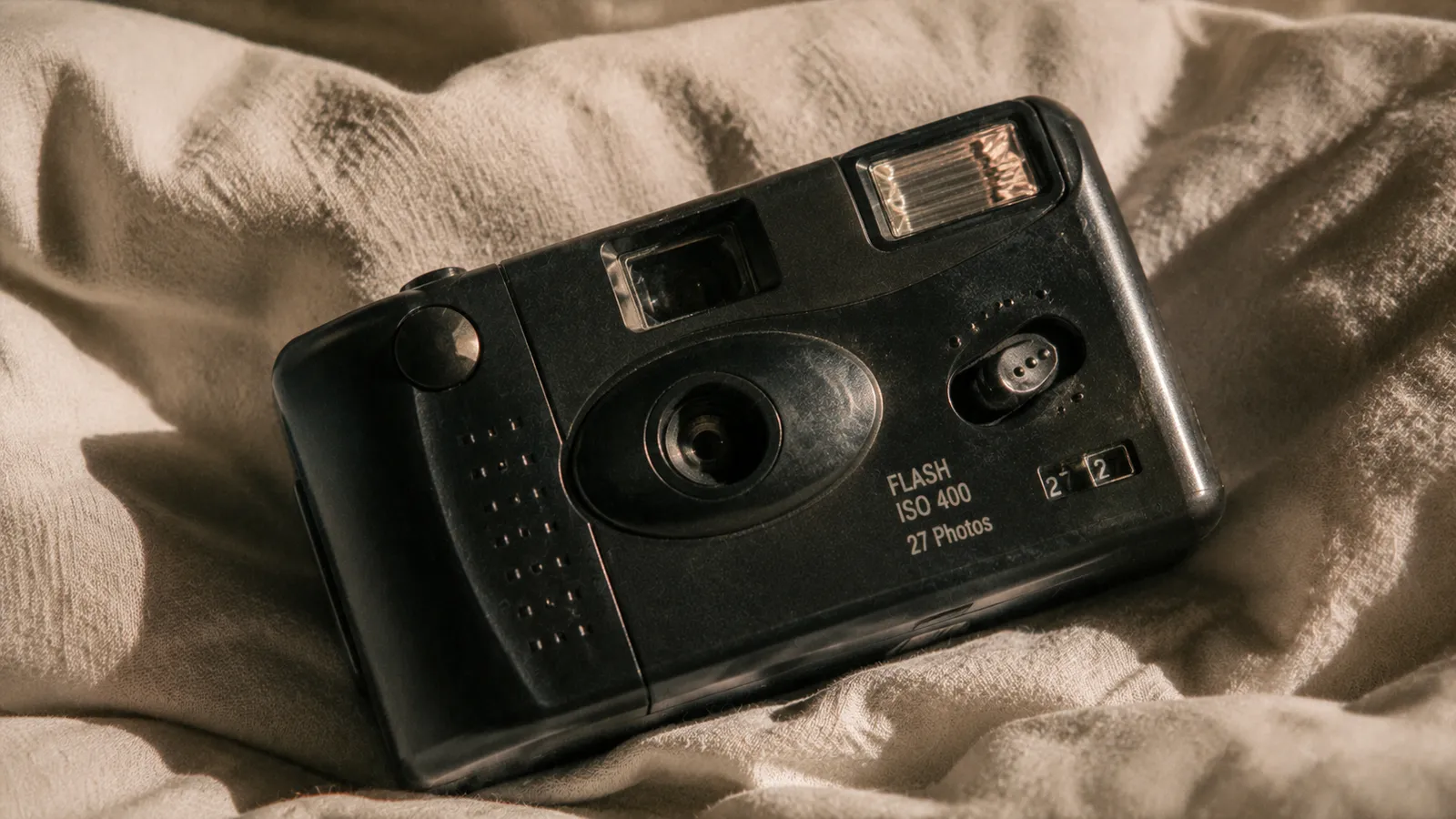 Un appareil photo jetable argentique