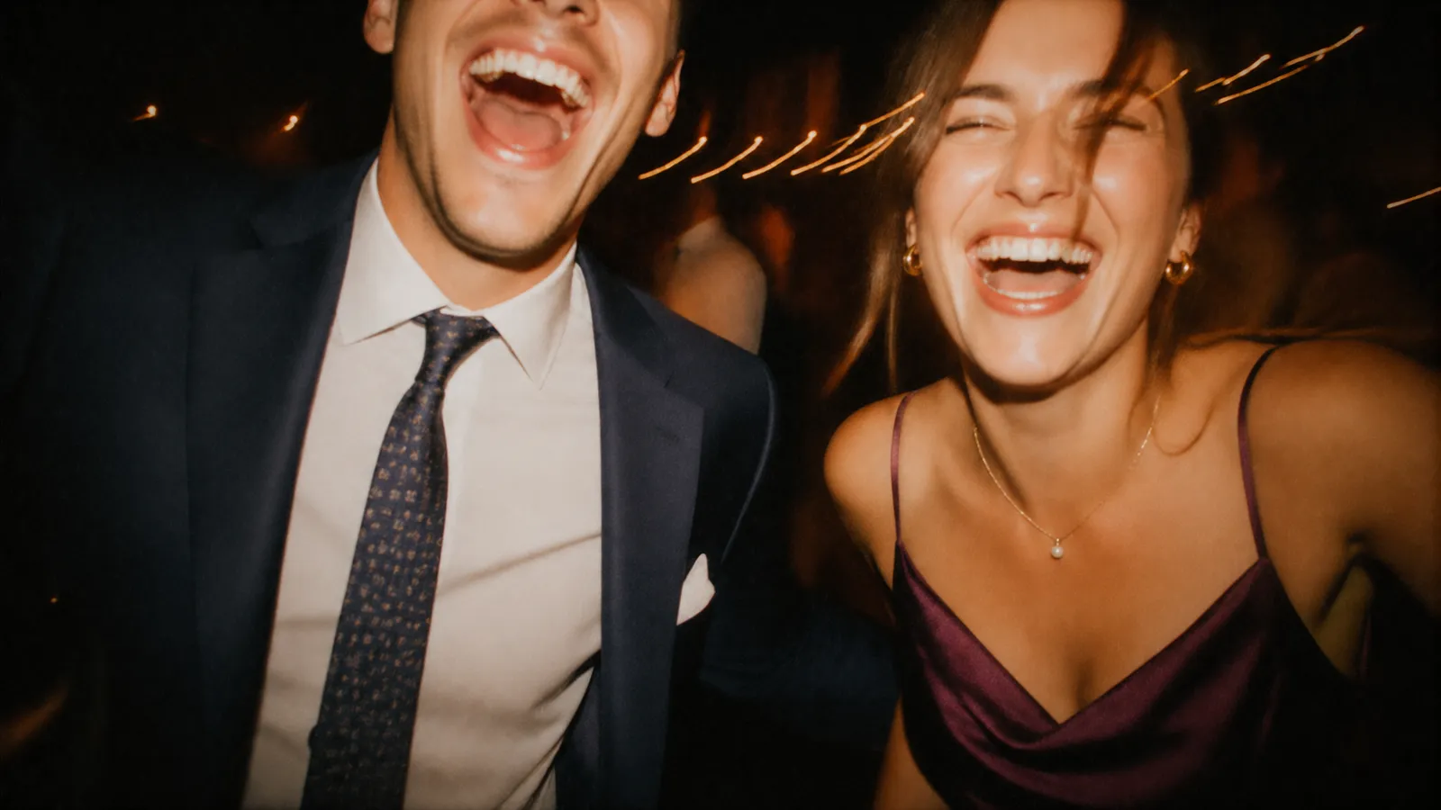 Piste de danse photographiée de nuit lors d’un mariage